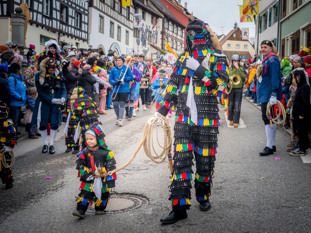 Eine Gruppe von Hänselen im Überlinger Fasnetsumzug