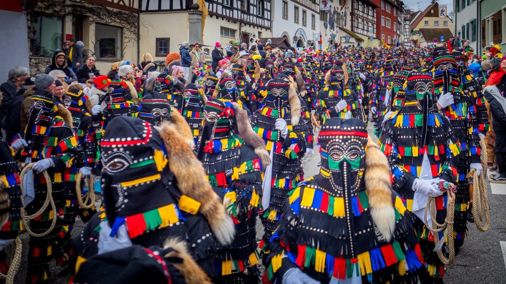 Eine Gruppe von Hänselen im Überlinger Fasnetsumzug