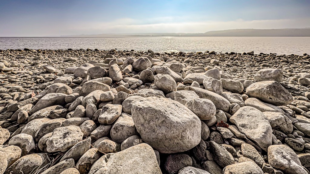 Steine bedecken den Bodenseestrand in Überlingen