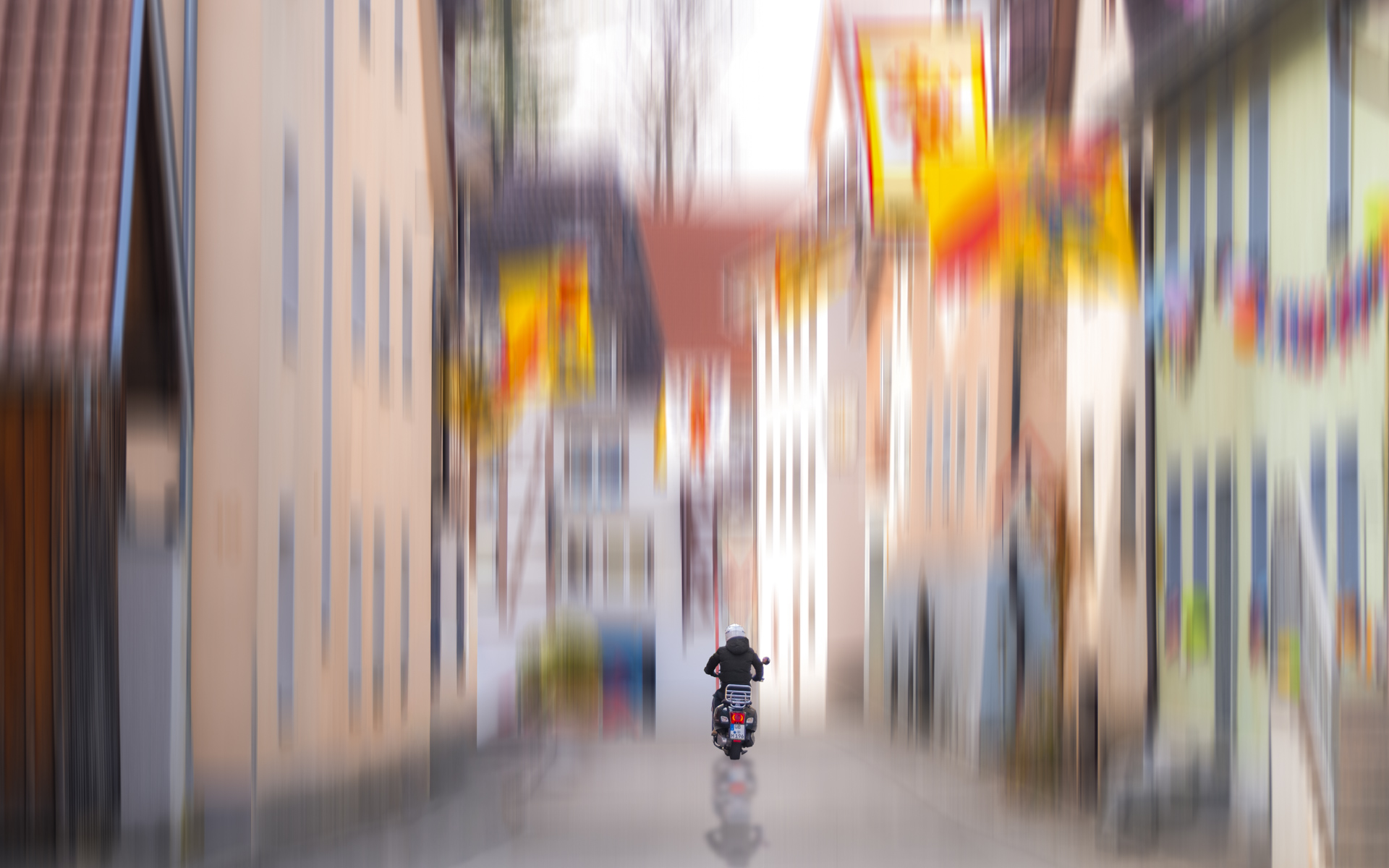 Ein Motorroller fährt durch ein Straßenszene die mit dem Adamskieffekt verfremdet wurde