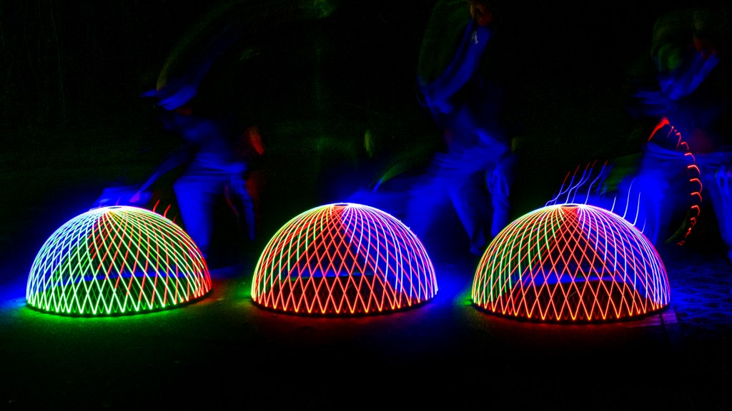 Ein Lightpainting zeigt 3 Halbkugeln, genannt "Domes" die mit einem Laufrad mit Lichtbändern erzeugt werden