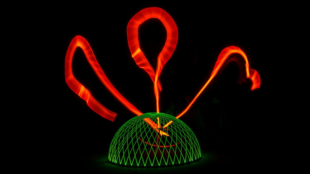 Ein Lightpainting zeigt einen grünen DOME mit herauswachsenden roten Streifen.