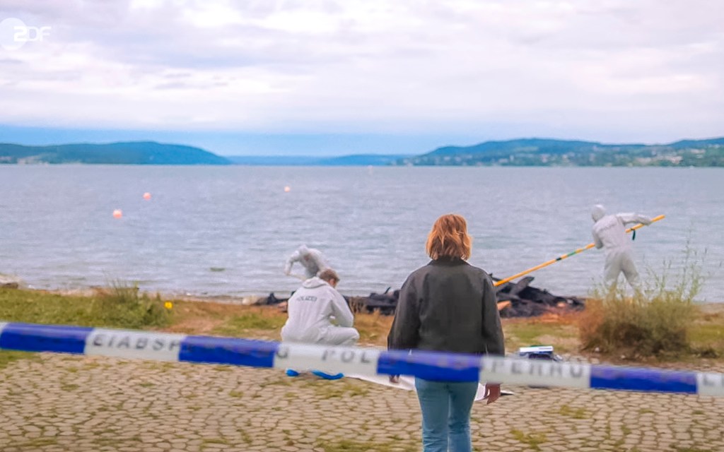 KTU Mitarbeiter untersuchen Tatort am Bodensee in Uhldingen (ZDF: Mordufer)