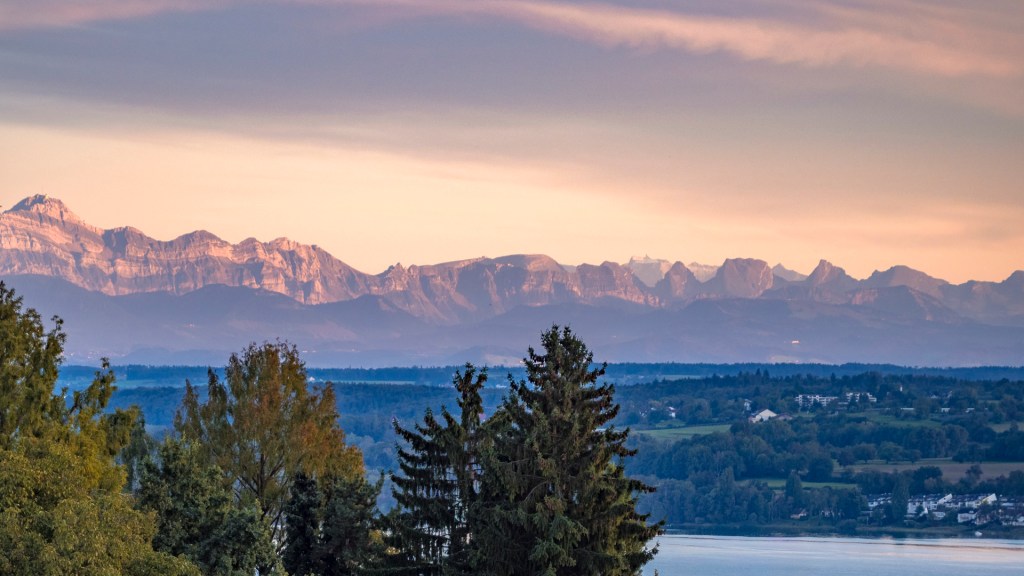 Ein Blick über den Bodensee auf die Bergkette der Appenzeller Alpen in der Schweiz mit Säntis und den 7 Churfirsten