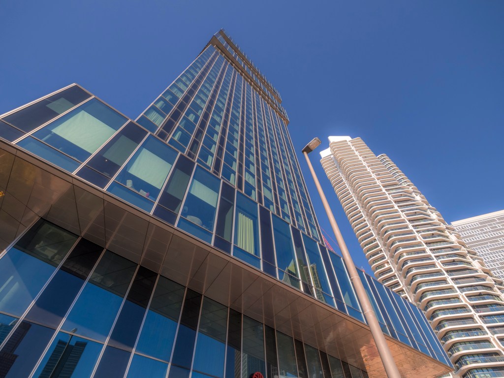 Der Grand Tower in Frankfurt hinter dem Spin Tower