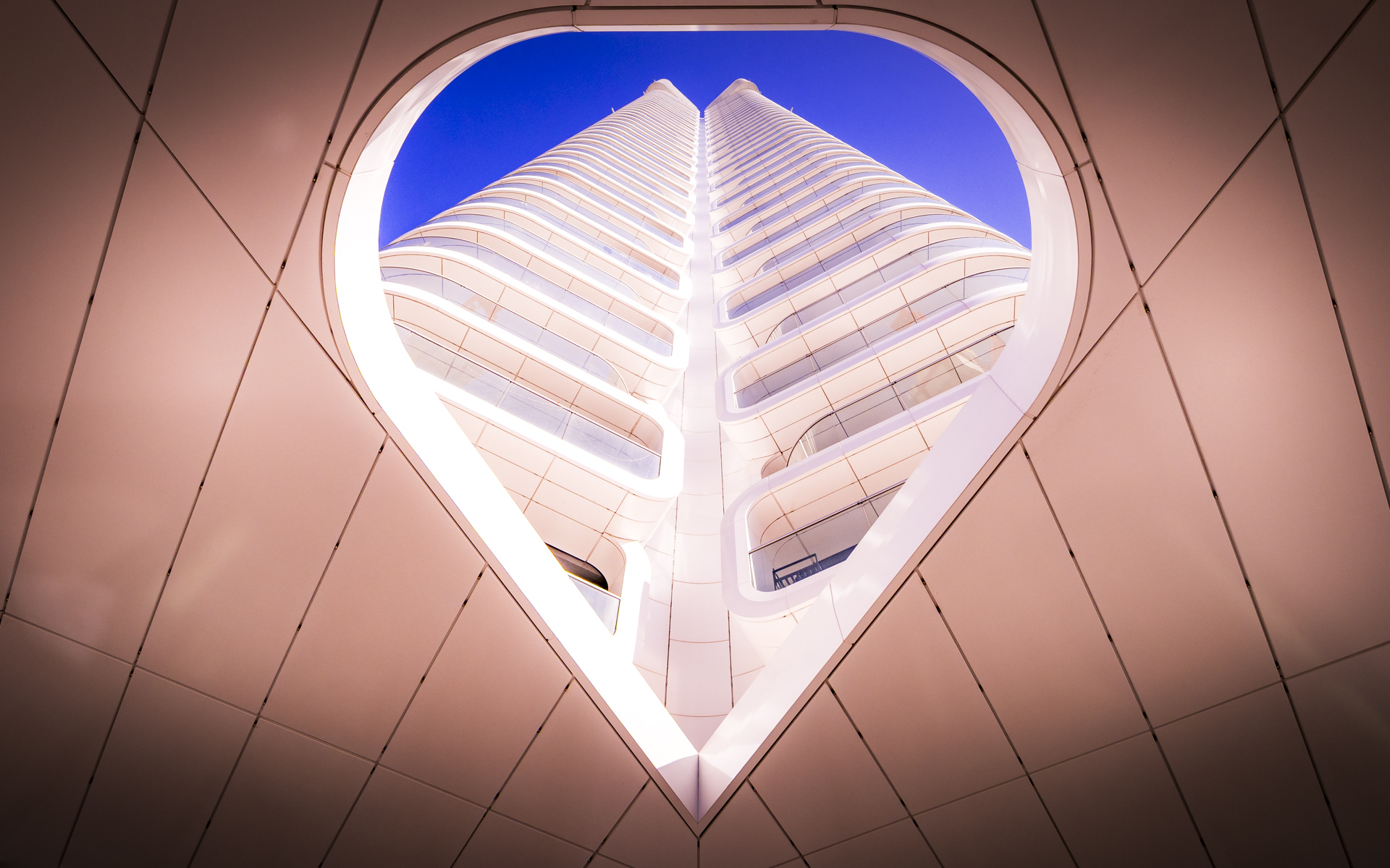 Blick durch einen fast herzförmigen Durchlass auf den Grand Tower Frankfurt