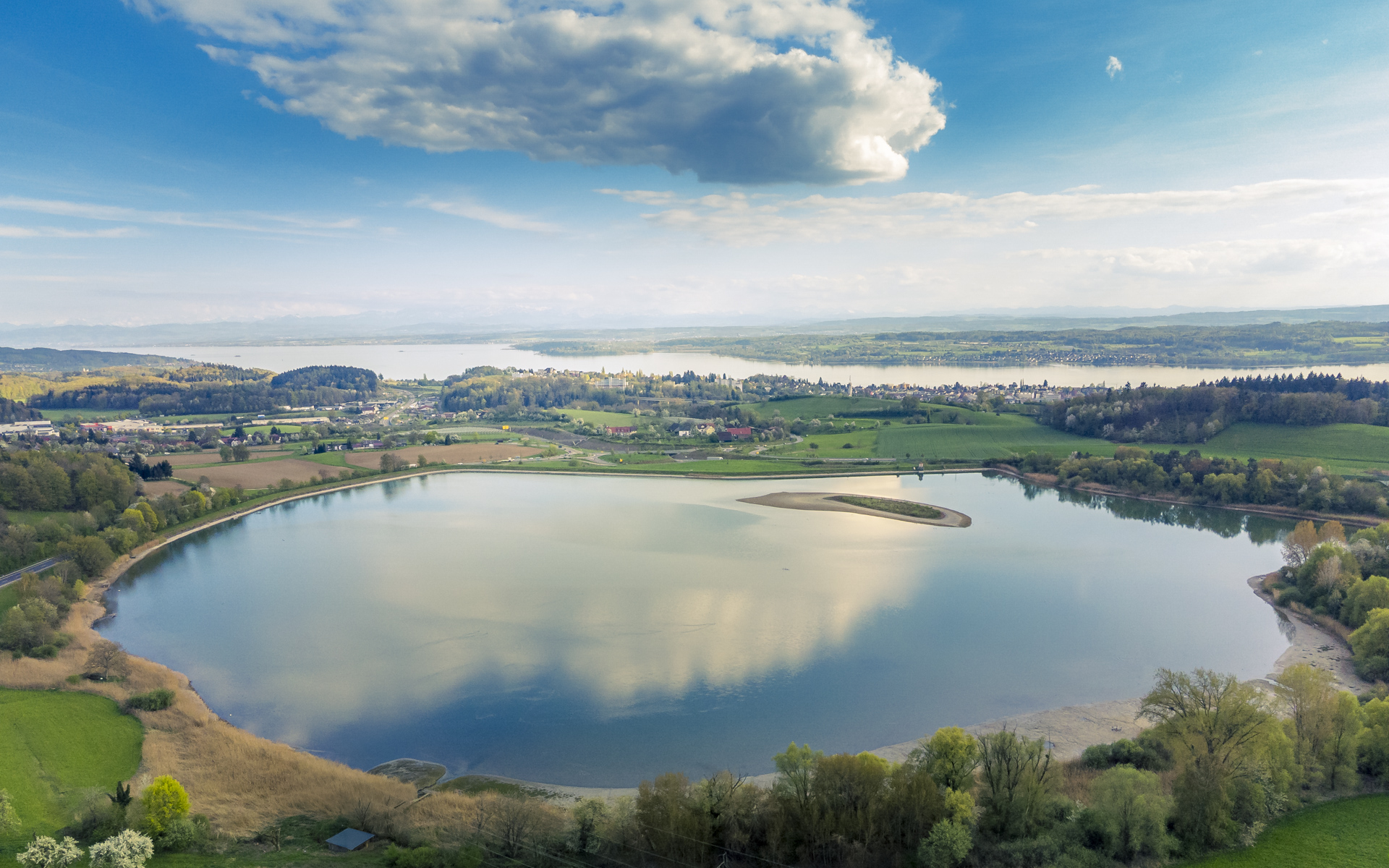 Ein Drohnenblick über den Andelshofer Weiher, weit hinaus über den Bodensee
