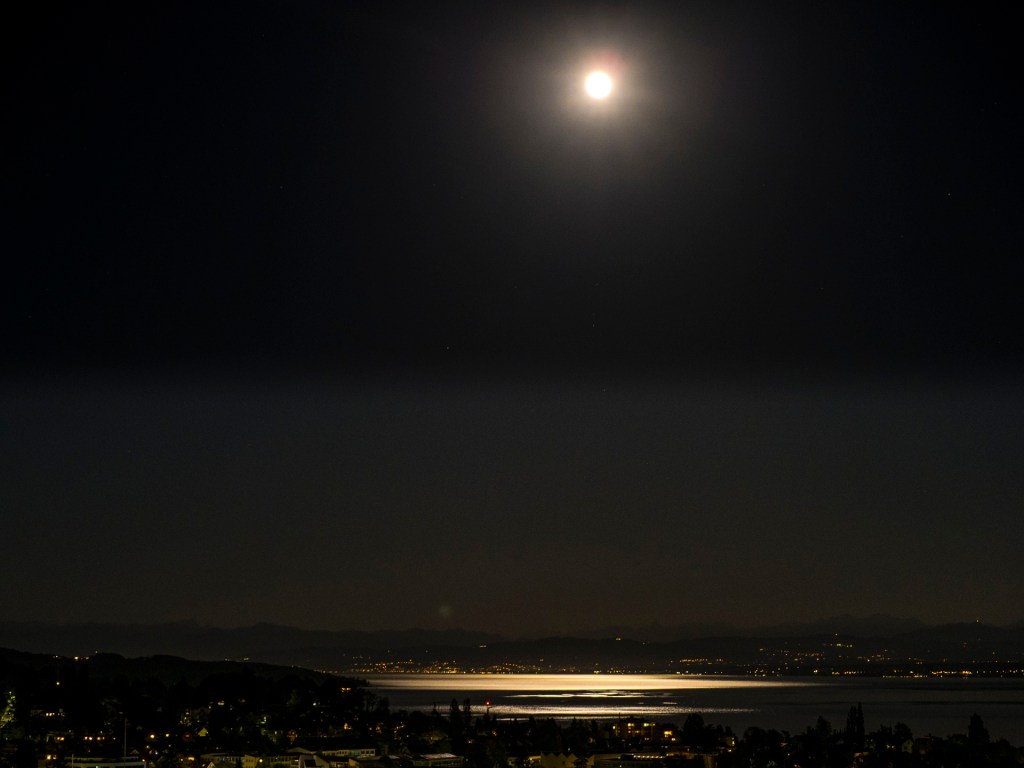 Ein Vollmond beleuchtet den Überliner See in der Nacht am 1. Mai 2026