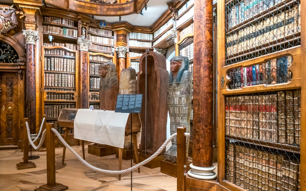 Stiftsbibliothek in St. Gallen mit einer Mumie