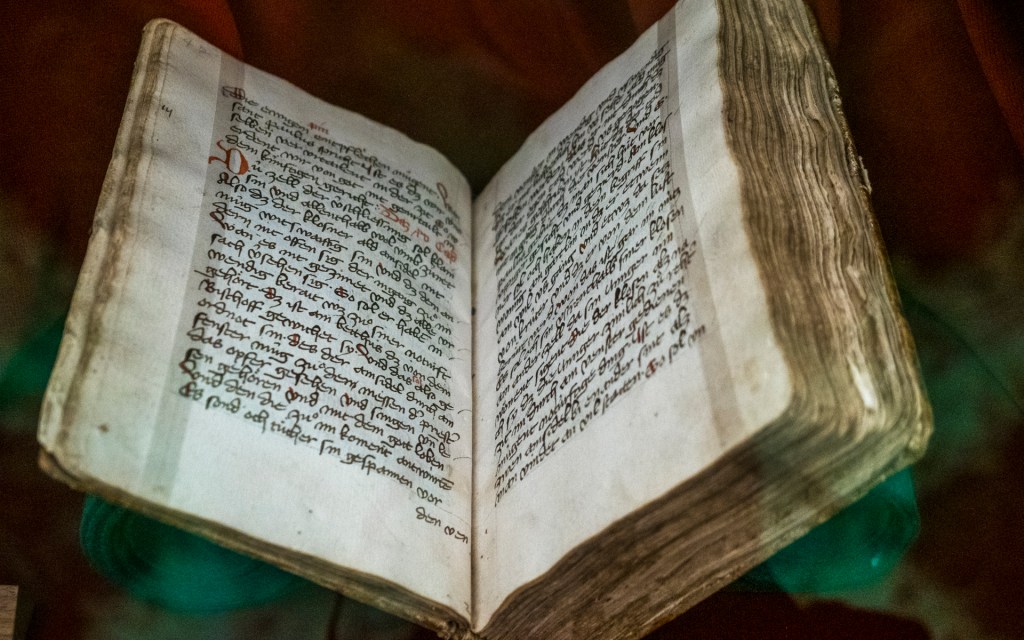 Altes Buch in der Stiftsbibliothek in St. Gallen