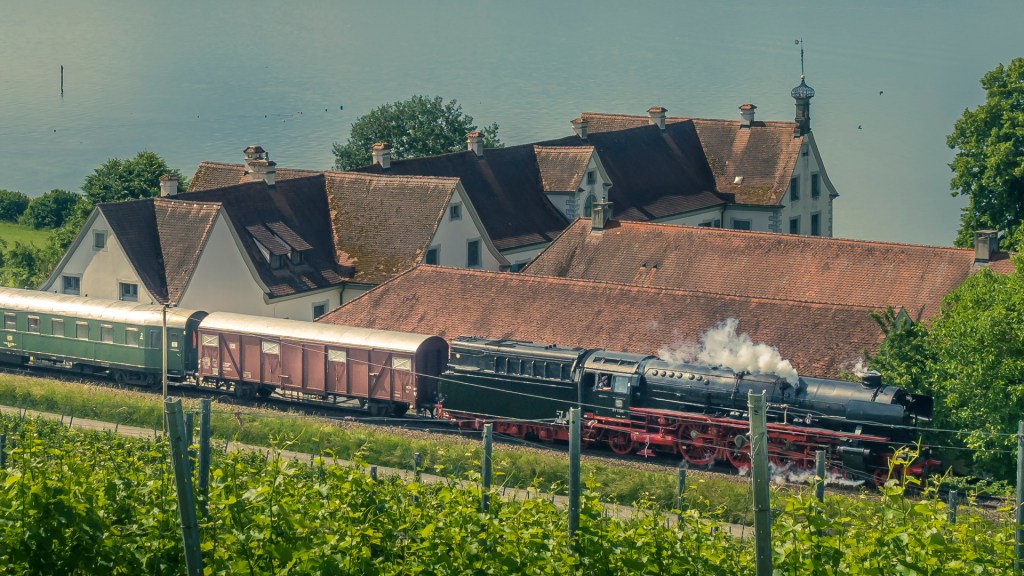Dampflok 01 1104 mit Wagen fährt am Schloss Maurach vorbei