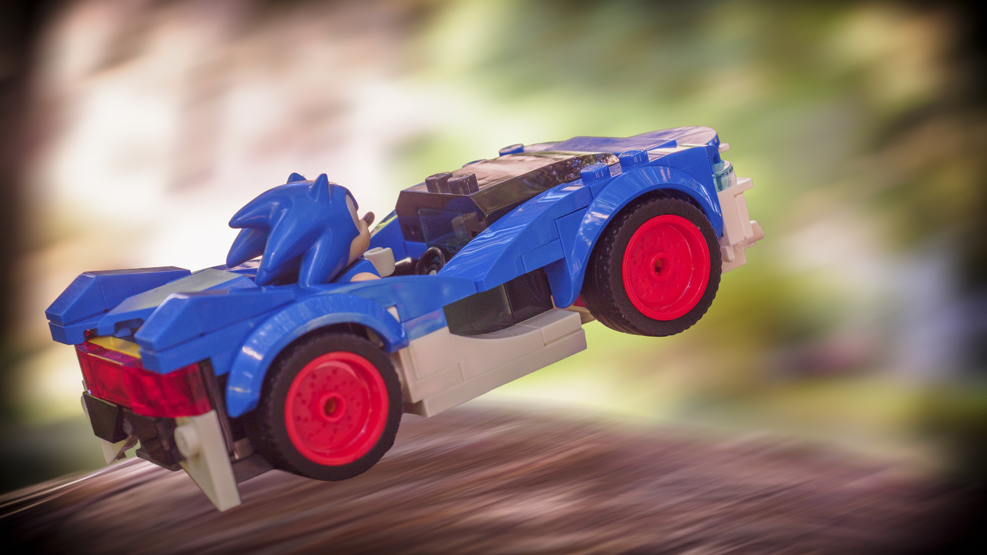 Die Actionfigur "Sonic the Hedgehog" sitzt in seinem blauen Legoauto und hebt scheinbar ab