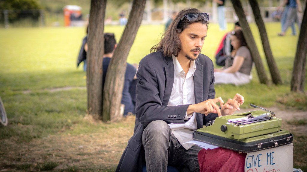 Ein Künstler an einer Schreibmaschine im Mauerpark in Berlin