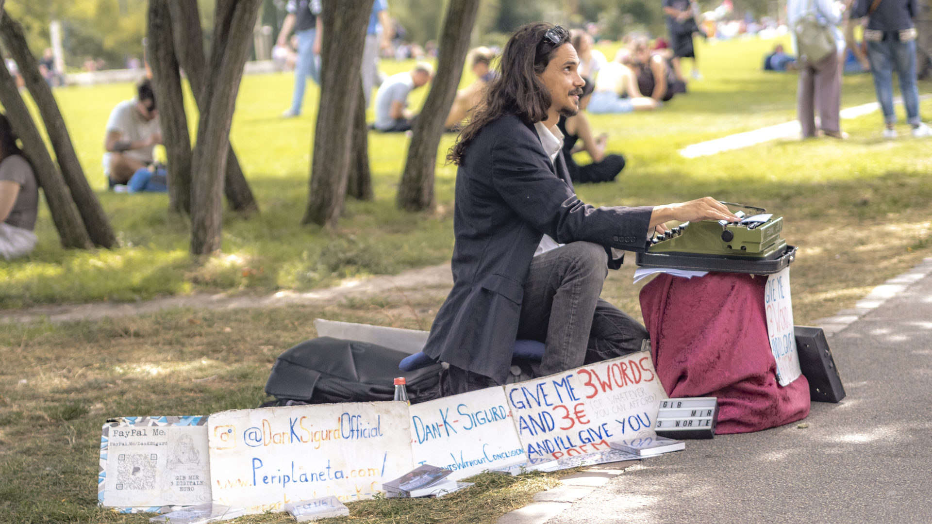 Ein Künstler an einer Schreibmaschine im Mauerpark in Berlin