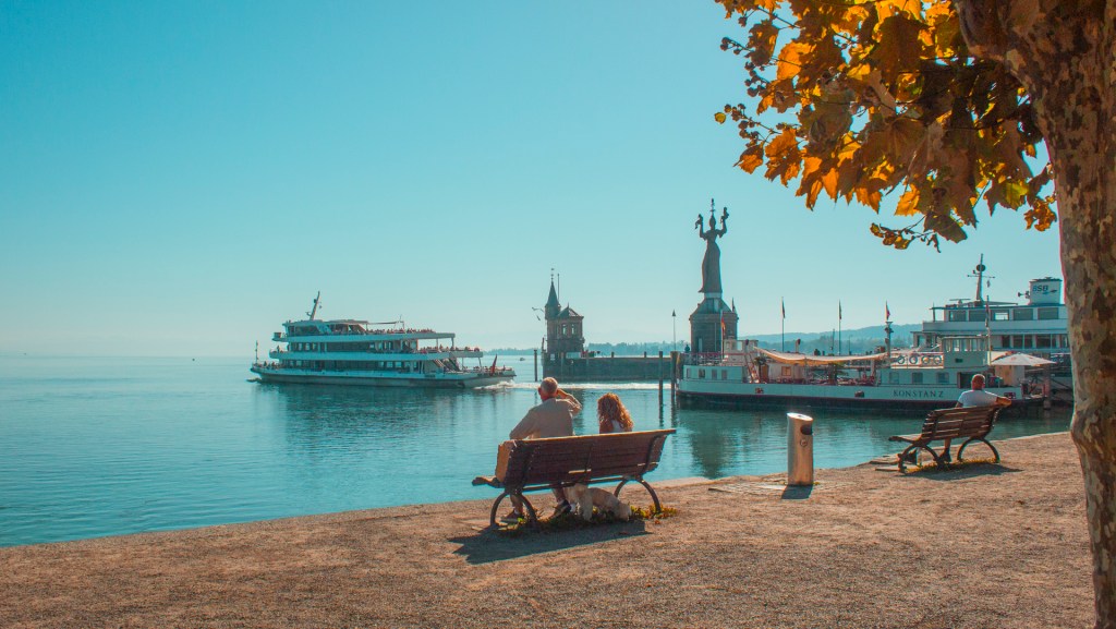 Ein BSB Schiff verlässt den Hafen von Konstanz