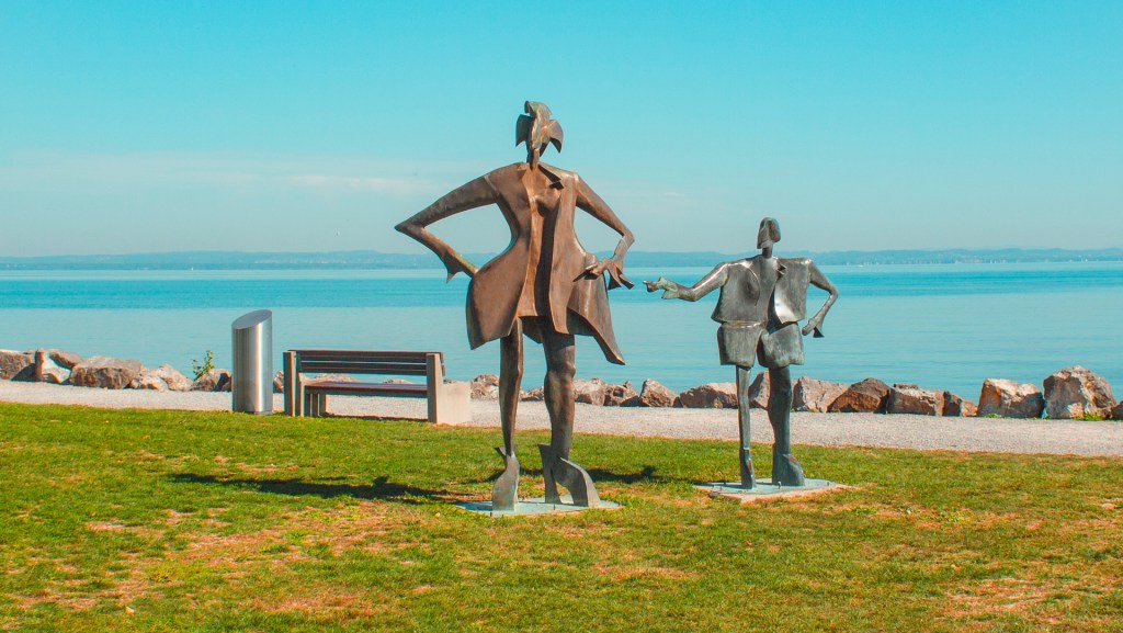 Zwei Figuren am Strand von Romanshorn