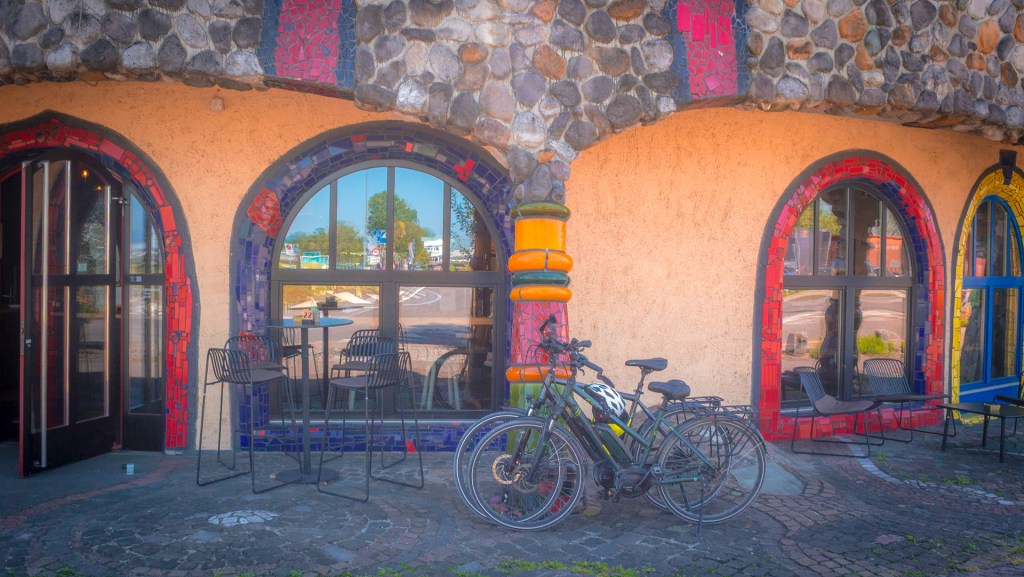 Zwei Fahrräder vor der Markthalle Altenrhein mit Hundertwasser Architektur