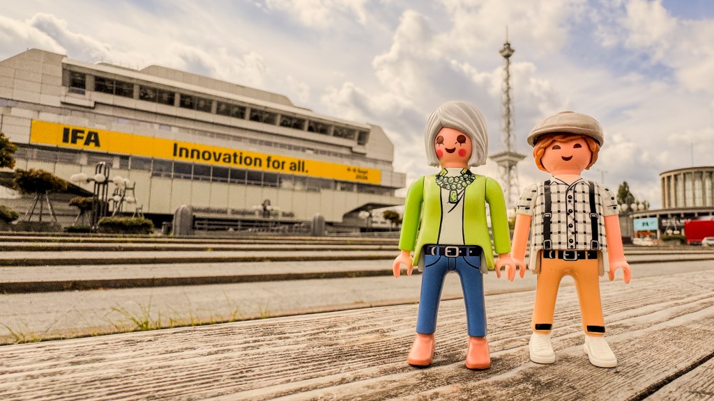 Zwei Plaympbilfiguren vor dem Berliner ICC und dem Funkturm