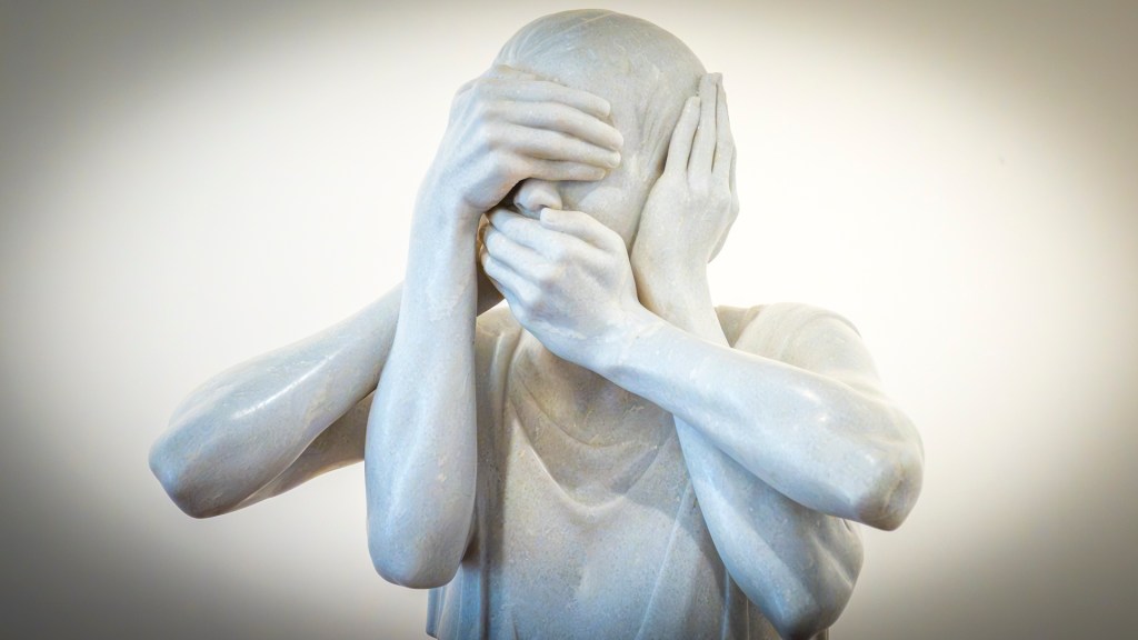 "Don’t See, Don’t Hear, Don’t Speak“ - Skulptur von Shilpa Gupta