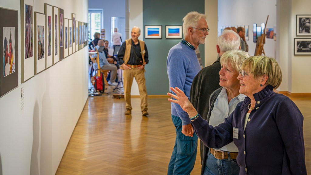 Volles Haus zur Ausstellungseröffnung
Mit gut 120 Besucherinnen und Besuchern war die Vernissage unserer Ausstellung am Samstag den 10.10. in der städtischen Galerie "Fauler Pelz" hervorragend besucht.
Pünktlich um 15 Uhr eröffnete die Band "Best Pages" die Ausstellung. Die ausgesuchten Musikstücke bezogen sich dabei auf einige Bilder der Ausstellenden und fanden großen Anklang.
Nach der Einleitung - einem kurzen Exkurs durch 200 Jahre Fotografie - durch Vorstand Harald Böttger und einem Grußwort der Stadt, vertreten durch Herrn Dreher, konnten die rund 150 ausgestellten Fotografien bei Getränken und Snacks endlich gebührend bewundert werden.
Das Feedback war durchweg positiv und die anwesenden Fotografinnen und Fotografen wurden oft zum Hintergrund ihrer Fotos befragt.
Vielen Dank an alle Beteiligten, die der Ausstellung zum Erfolg verholfen haben. Ohne viele Helferinnen und Helfer, wäre so etwas nicht möglich. Vielen Dank auch an die Stadt Überlingen, die uns alle zwei Jahre diese tollen Räumlichkeiten zur Verfügung stellt.
Die Ausstellung läuft noch bis Sonntag, den 29. November und wir würden uns freuen, wenn wir weiterhin viele Besucherinnen und Besucher in das Thema "Faszination Fotografie" entführen können.
Die Ausstellung ist Dienstag bis Freitag von 14 - 17 Uhr geöffnet, an den Wochenenden und an Feiertagen von 12 - 17 Uhr.