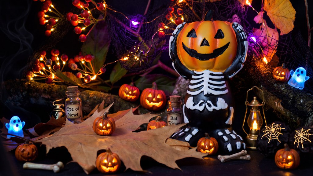 Eine kleine Halloweenfigur als Kürbis in einem Halloweensetting erzeugt von KI