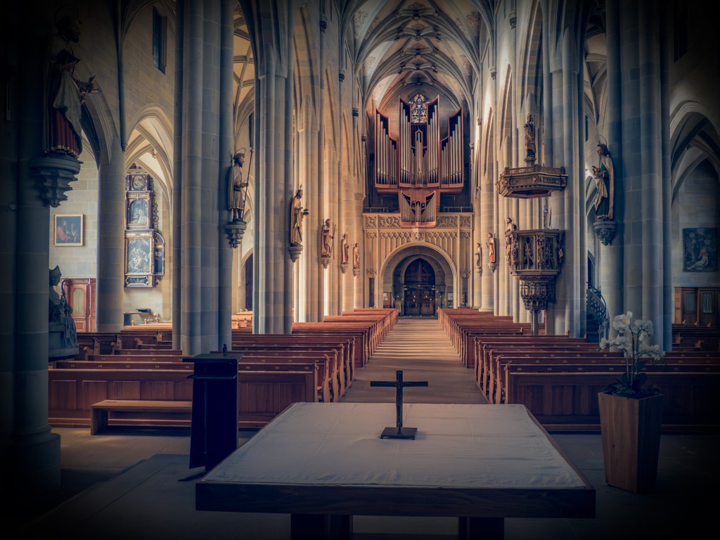 Blick durch das Überlinger Münster auf Eingang und Orgel