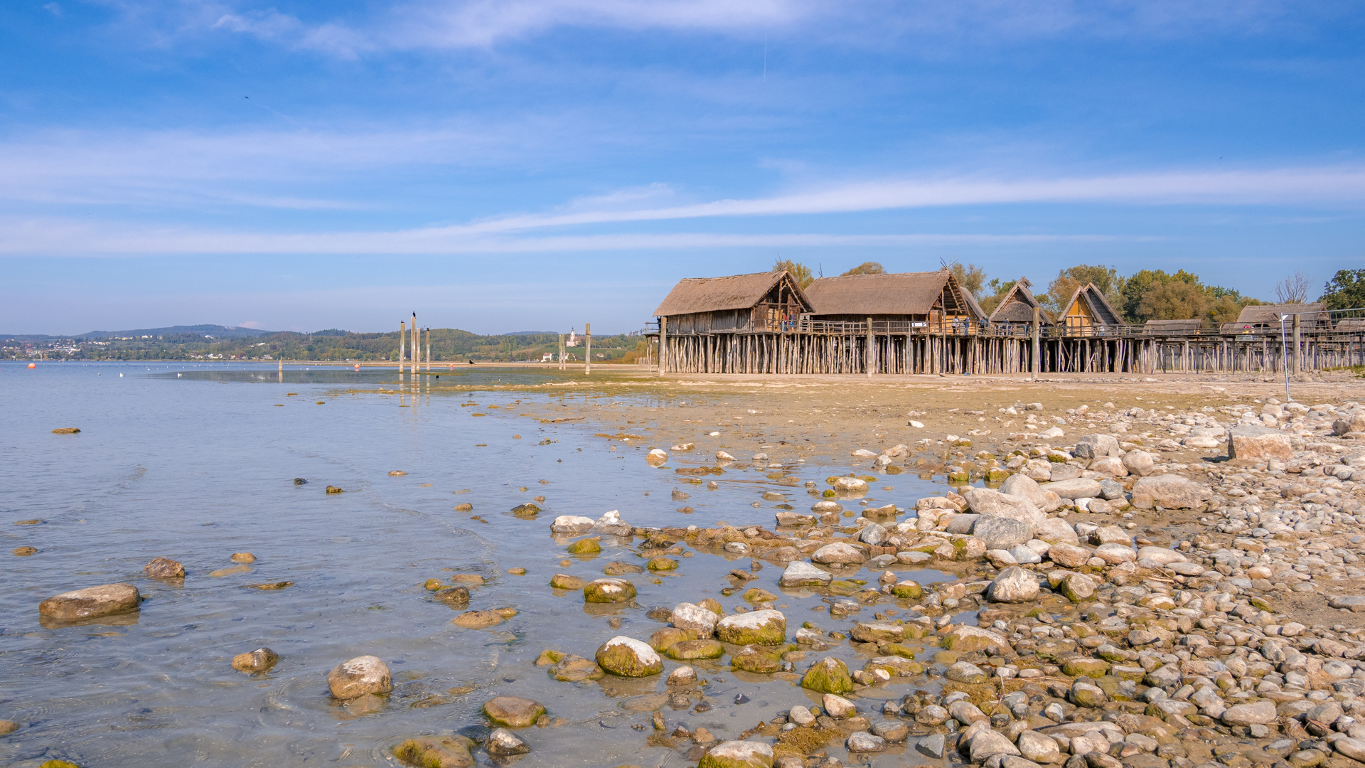 Pfahlbauten in Uhldingen bei Niedrigwasser