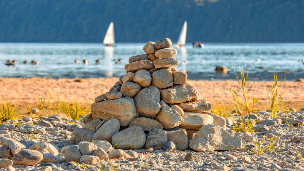 Ein Steinturm am Ufer des Bodensees