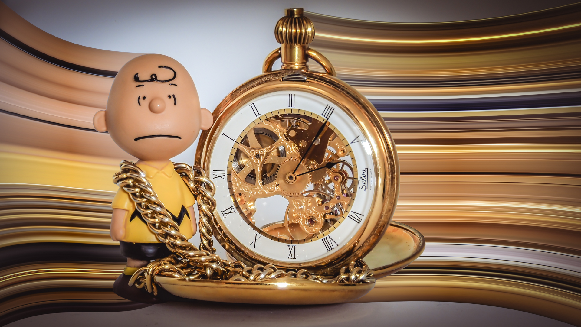 Eine Charlie Brown Figur mit einer Taschenuhr. Rechts und links wurde das Foto gestretcht